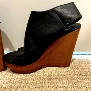 Never been worn Steve Madden clogs